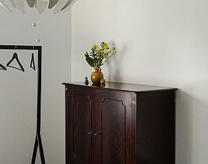 Slaapkamer in Huisje in Rijnsaterwoude vakantiehuis in Groene Hart Zuid-Holland met antieke kast.