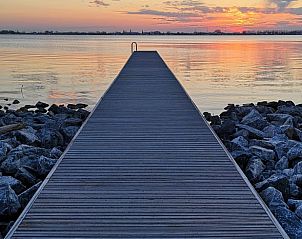 Steiger aan het meer bij Huisje in Rijnsaterwoude vakantiehuis in Groene Hart Zuid-Holland bij zonsopgang.
