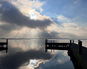 Rustgevend uitzicht op het meer bij Vakantiehuis in Rijnsaterwoude, gelegen in het Groene Hart, Zuid-Holland.