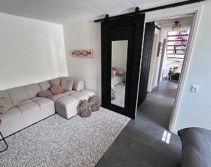 Gezellige woonkamer in Vakantiehuis in Rijnsaterwoude, ideaal voor ontspanning in het Groene Hart van Zuid-Holland.