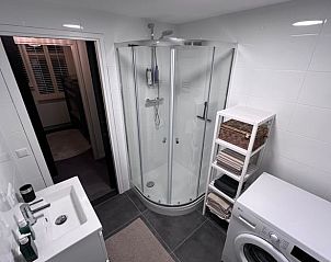 Moderne badkamer met douche in Vakantiehuis in Rijnsaterwoude, comfort in het Groene Hart, Zuid-Holland.