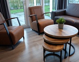 Comfortabele zithoek in de binnenruimte van Duinparel 126, een gezellig chalet in Noordwijk, Zuid-Holland.