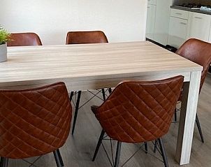 Eetruimte met stijlvolle stoelen in chalet Duinparel 126, Noordwijk, ideaal voor gezellige maaltijden.