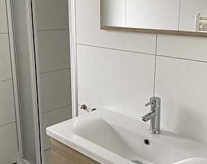 Moderne badkamer in vakantiehuis Duinparel 126, Noordwijk, Zuid-Holland met strakke afwerking en douche.