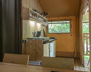 Moderne keuken in Safaritent 4, Kijkduin. Geniet van glamping aan de Noordzeekust met volledig uitgeruste kookfaciliteiten.