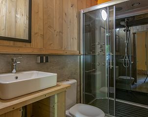 Moderne badkamer in Safaritent 4, Kijkduin. Comfortabele glamping ervaring aan de Noordzeekust met luxe voorzieningen.