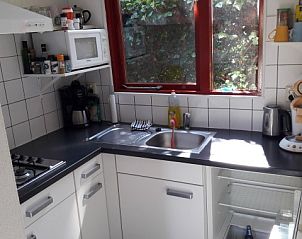 Moderne keuken in vakantiehuis Om de Loop in Rockanje, Noordzeekust, met uitzicht op de natuur.