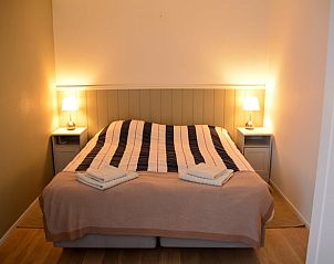 Gezellige slaapkamer met tweepersoonsbed in Vakantiehuisje in De Zilk, Noordzeekust, Zuid-Holland.