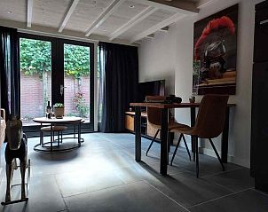 Lichte woonkamer met moderne inrichting in vakantiehuis ZH032, Valkenburg.