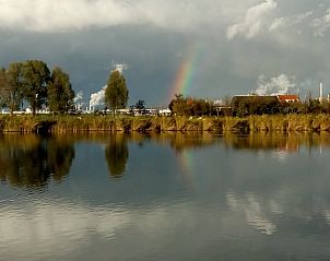 Regenboog boven het meer bij Huisje in Simonshaven, vakantiehuis in Zuid-Holland.