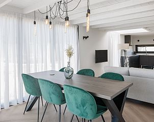 Stijlvolle eetkamer in vakantiehuis Sunset 6, Zwartewaal, Zuid-Holland met moderne inrichting en natuurlijk licht.