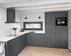 Moderne keuken in vakantiehuis Sunset 6, Zwartewaal, Voorne Putten, Zuid-Holland, met strakke inrichting en natuurlijke lichtinval.