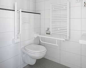 Moderne badkamer met douche en zitje in Meadow 4M vakantiehuis, Zwartewaal, Voorne Putten, Zuid-Holland.