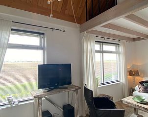 Woonkamer met televisie in Vakantiehuis in Klaaswaal, geniet van het landelijke uitzicht in Voorne Putten.