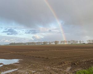 Adembenemend uitzicht met regenboog vanuit Vakantiehuis in Klaaswaal, gelegen in Zuid-Holland.
