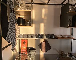 Keuken met servies in Vakantiehuis in Klaaswaal, een compleet ingerichte vakantiewoning in Zuid-Holland.