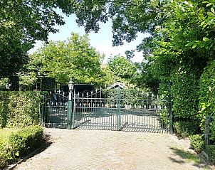 Ingangspoort van Vakantiehuisje in Bleiswijk, omgeven door weelderige natuur in Rotterdam eo, Zuid-Holland.