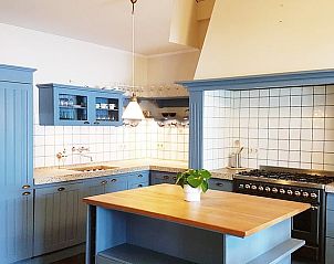 Moderne keuken in Vakantiehuisje in Bleiswijk, voorzien van alle gemakken in Rotterdam eo, Zuid-Holland.