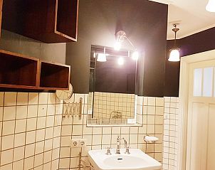 Moderne badkamer in Vakantiehuisje in Bleiswijk, met stijlvolle verlichting in Rotterdam eo, Zuid-Holland.